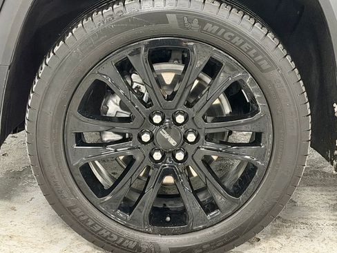 Used 2022 GMC Acadia SLT w/ Elevation Edition image 9