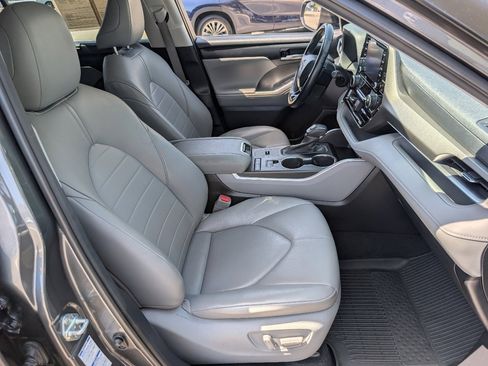 Used 2021 Toyota Highlander XLE image 9