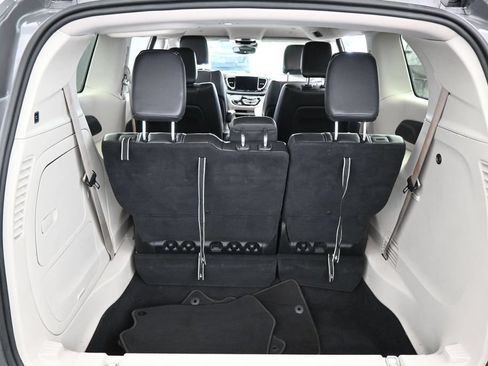 Used 2022 Chrysler Pacifica Touring-L FWD image 43