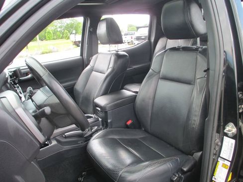 Used 2019 Toyota Tacoma TRD Off-Road AWD/4WD image 21