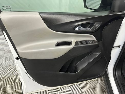 Used 2022 Chevrolet Equinox LS w/ LS Convenience Package FWD image 11