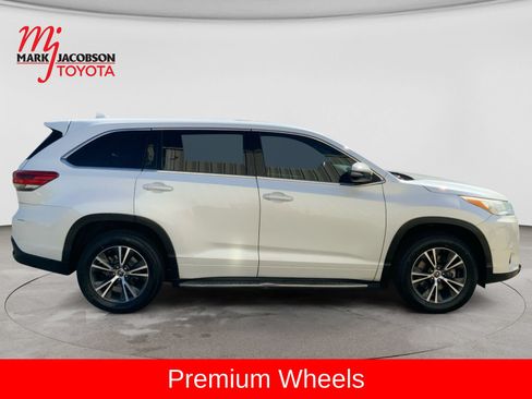 Used 2017 Toyota Highlander Plus FWD image 6