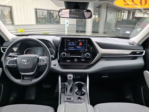 Used 2022 Toyota Highlander LE AWD/4WD image 9