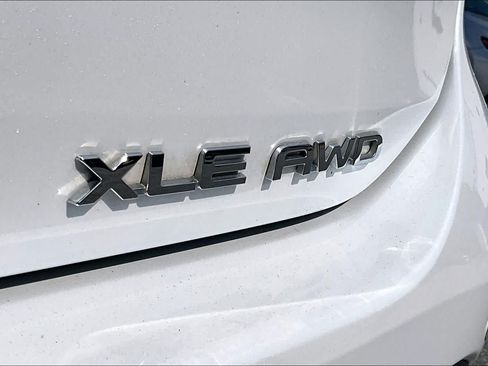Used 2024 Toyota Highlander XLE AWD/4WD image 10