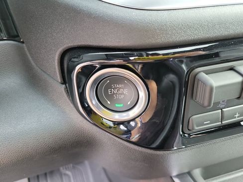 New 2025 GMC Sierra 3500 SLT w/ SLT Convenience Package image 32