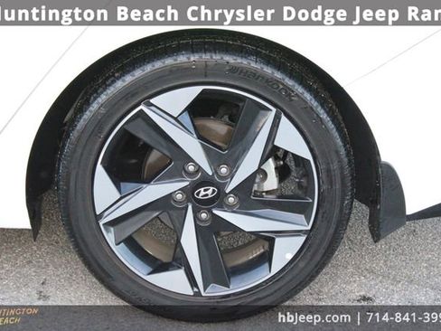 Used 2023 Hyundai Elantra Limited image 8