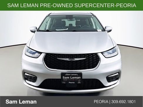 Used 2023 Chrysler Pacifica Touring-L image 2