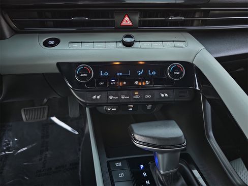 Certified 2025 Hyundai Elantra Limited image 24