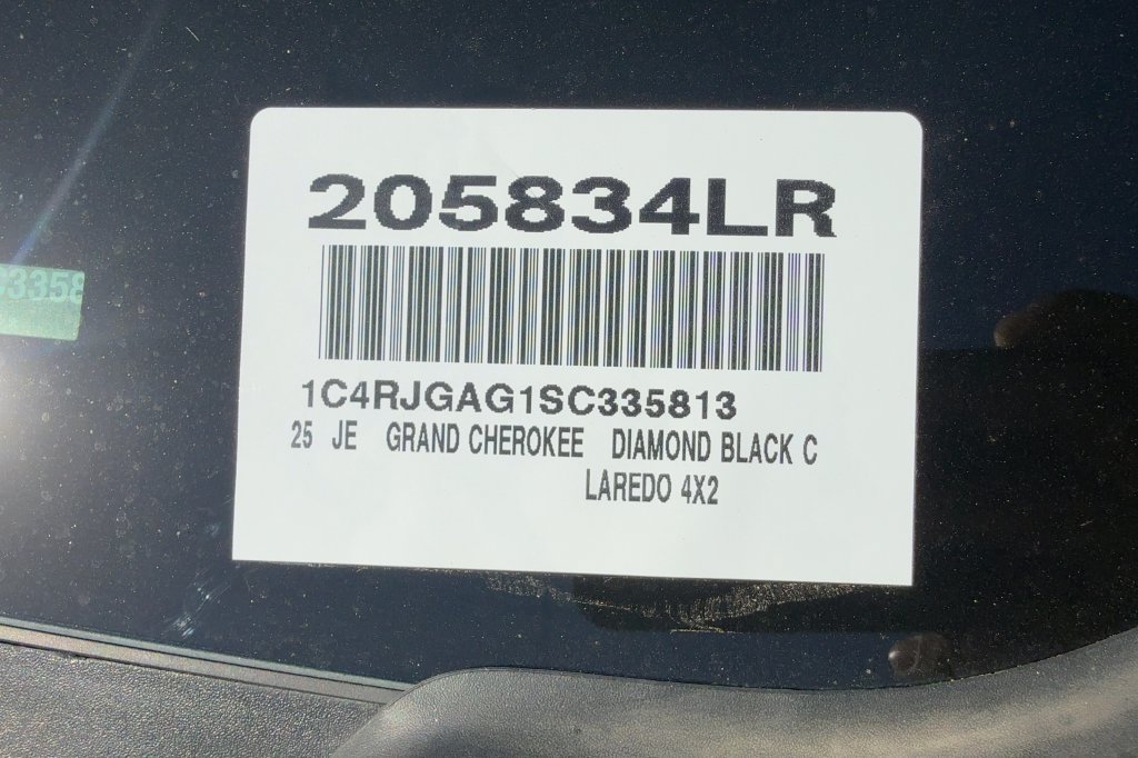 Used 2025 Jeep Grand Cherokee Laredo RWD image 19