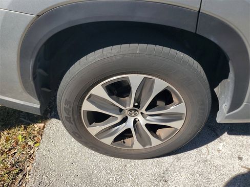 Used 2023 Toyota Highlander XLE image 9