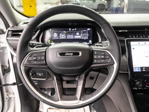 Used 2023 Jeep Grand Cherokee Limited w/ Black Appearance Package image 24