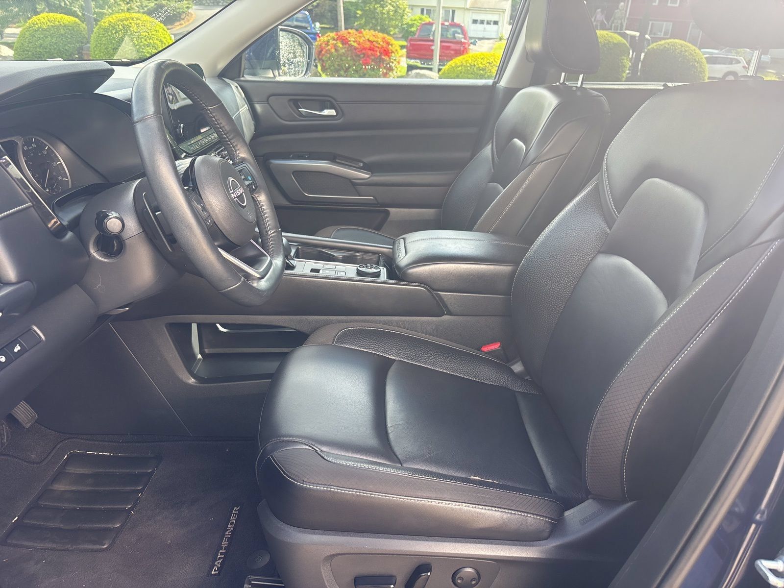 Used 2022 Nissan Pathfinder SL w/ SL Black Package AWD/4WD image 12