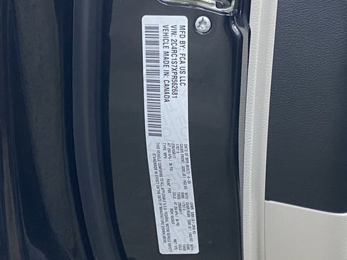 Used 2023 Chrysler Pacifica Limited image 7