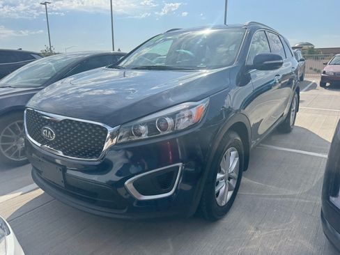 Used 2017 Kia Sorento AWD w/ LX Convenience Package image 2