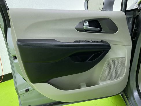 Used 2021 Chrysler Pacifica Touring w/ Cold Weather Group image 16