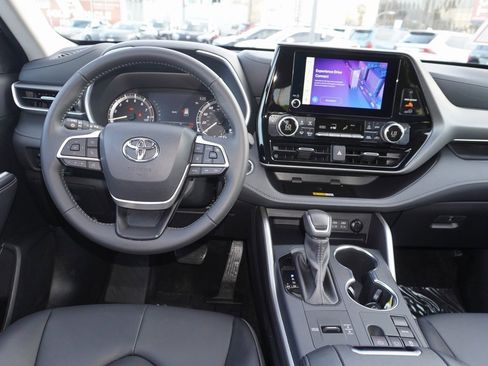 Certified 2025 Toyota Highlander XLE image 14