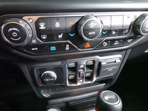 Used 2023 Jeep Wrangler Unlimited Sahara AWD/4WD image 16