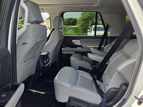 Used 2025 Ford Expedition Active RWD image 10