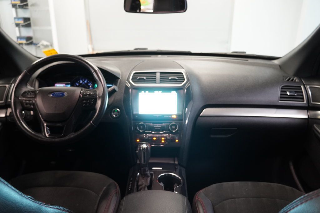 Used 2018 Ford Explorer XLT w/ Equipment Group 202A FWD image 19