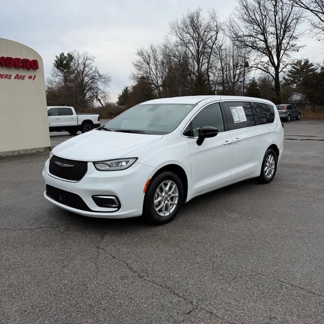 Used 2025 Chrysler Pacifica Select FWD image 2