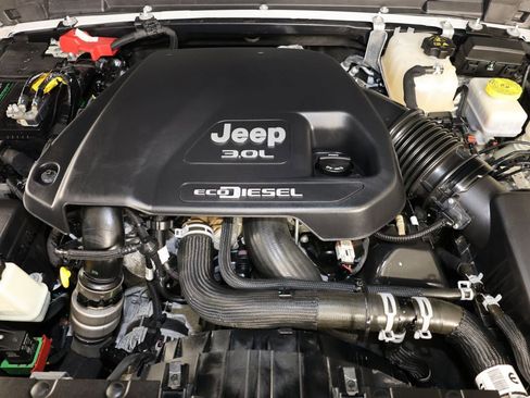 Used 2022 Jeep Wrangler Unlimited Sahara w/ LED Lighting Group AWD/4WD image 36