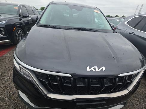 Used 2024 Kia Carnival LX FWD image 2