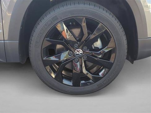 Used 2022 Volkswagen Taos SE w/ Panoramic Sunroof Package FWD image 4