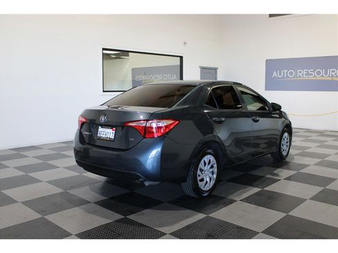 Used 2018 Toyota Corolla LE image 5