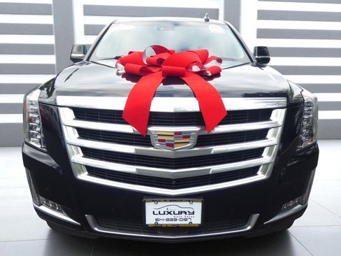 Used 2020 Cadillac Escalade ESV Premium Luxury image 4