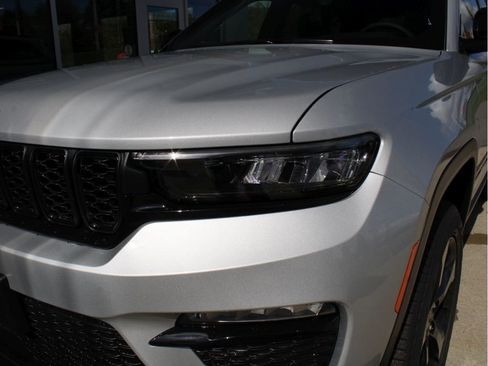 New 2025 Jeep Grand Cherokee Limited w/ Black Appearance Package image 39
