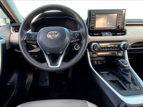 Used 2021 Toyota RAV4 XLE Premium image 5