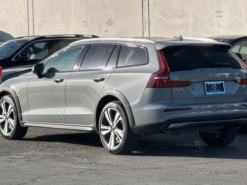 Used 2025 Volvo V60 B5 Cross Country Plus AWD/4WD image 6