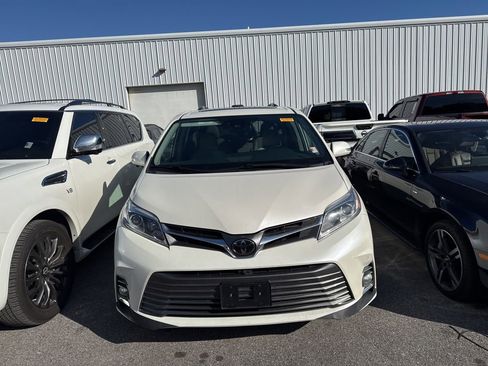 Used 2020 Toyota Sienna Limited Premium image 3