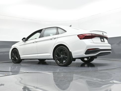 Used 2025 Volkswagen Jetta SE w/ Black Wheel Package image 24