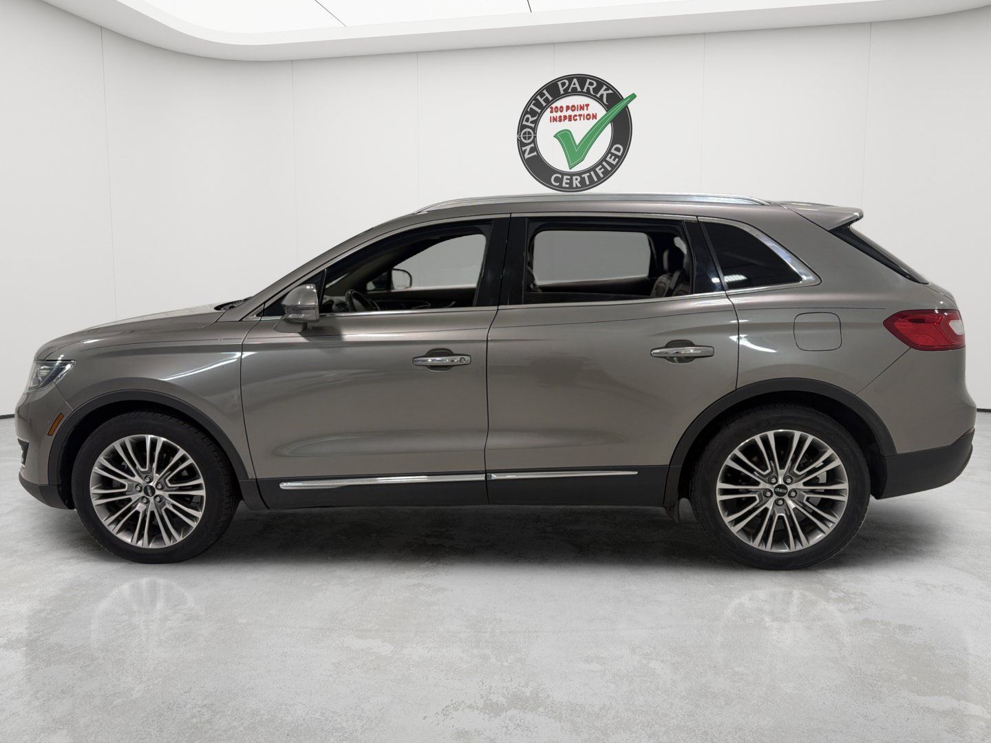 Used 2016 Lincoln MKX Reserve w/ Climate Package FWD image 2