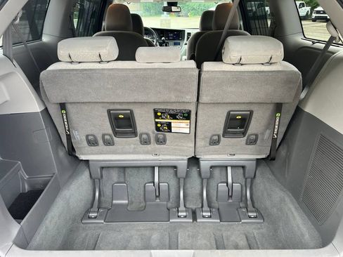 Used 2020 Toyota Sienna LE AWD/4WD image 35
