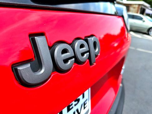 Used 2019 Jeep Cherokee Trailhawk w/ Cold Weather Group image 8