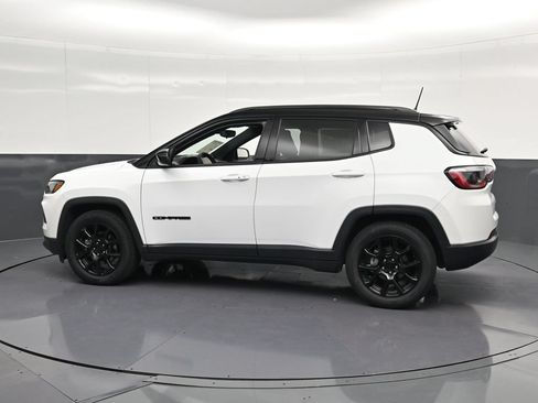 Used 2022 Jeep Compass Latitude FWD image 8
