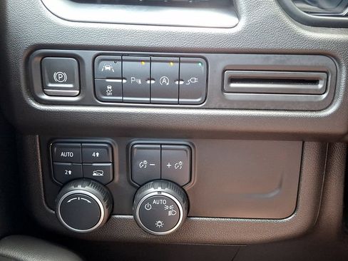 Used 2021 Chevrolet Suburban LT w/ Luxury Package AWD/4WD image 23