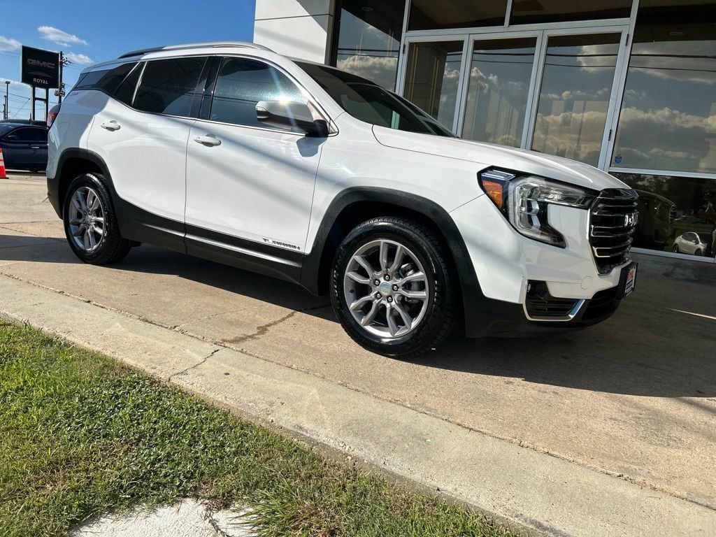 Used 2022 GMC Terrain SLT FWD image 2