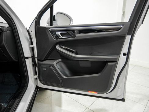 Used 2022 Porsche Macan image 37