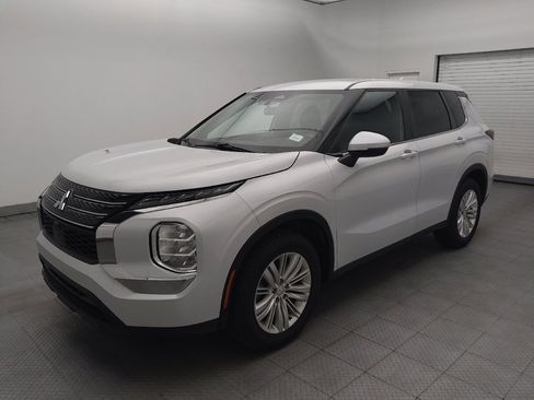 Used 2023 Mitsubishi Outlander ES FWD image 2