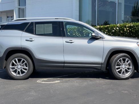 Used 2024 GMC Terrain SLT AWD/4WD image 3
