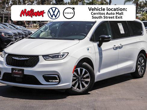 Used 2024 Chrysler Pacifica Limited FWD image 1