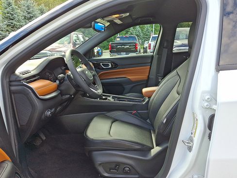 Certified 2025 Jeep Compass Limited AWD/4WD image 3