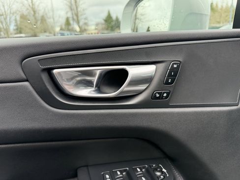 Used 2023 Volvo XC60 B5 Plus image 14