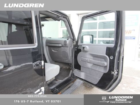 Used 2007 Jeep Wrangler Unlimited Sahara w/ Dual Top Group image 8