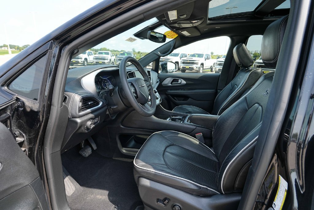 Used 2025 Chrysler Pacifica Limited FWD image 17