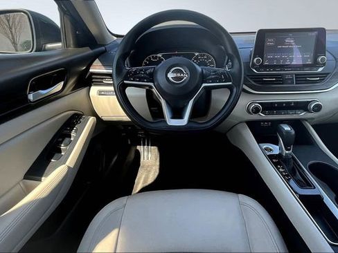 Used 2025 Nissan Altima 2.5 SV image 8