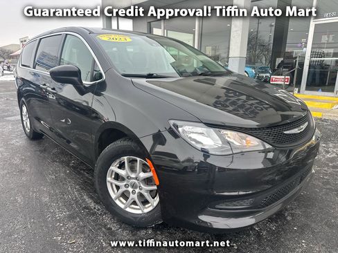 Used 2023 Chrysler Voyager LX image 1